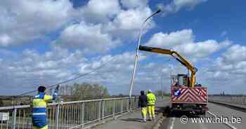 Verroeste verlichtingspaal boven E403 in Ardooie begeeft het onder felle windstoten - Het Laatste Nieuws