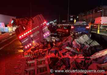 Vuelca tractocamión cargado de loseta; deja daños materiales en la Tlaxcala-Apizaco - El Cuarto de Guerra