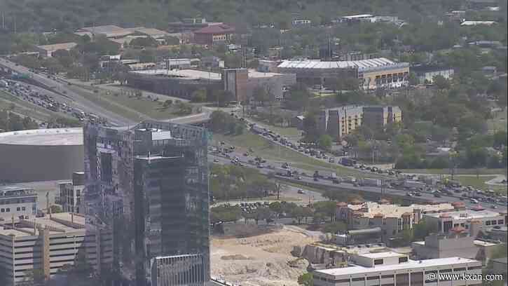 Officer hit on I-35, northbound lanes closed in Central Austin