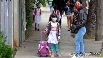 Los bonaerenses son libres del barbijo: solo deberá usarse en el transporte público - Perfil.com