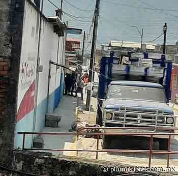 Abandonan un cuerpo sin vida encobijado en Río Blanco - plumas libres