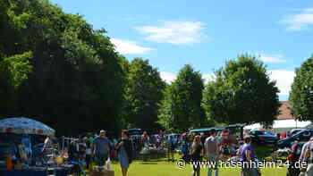 Bunter Flohmarkt auf dem Parkplatz in Gabersee