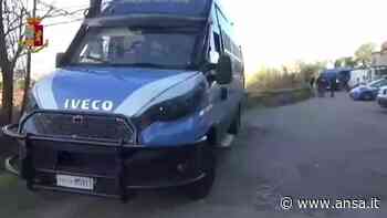 Sgomberata a Prato una palazzina dismessa della Croce Rossa - Italia - Agenzia ANSA