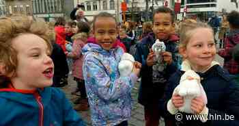 Kinderen vangen pluche konijntjes tijdens Spel van de Roetaert - Het Laatste Nieuws