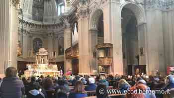 «Noi saremo sempre con te». Palloncini e folla di amici a Seriate per l'ultimo saluto a Mattia - Cronaca, Seriate - L'Eco di Bergamo