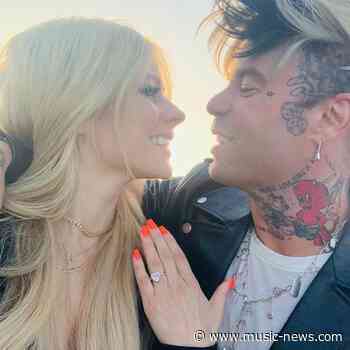 Avril Lavigne engaged