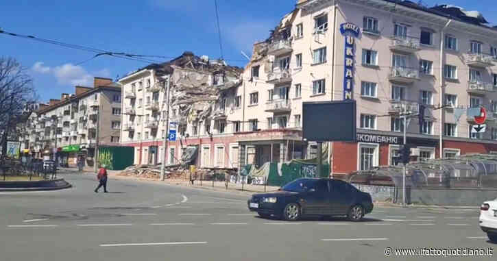 Guerra Russia-Ucraina, nella città di Chernihiv dopo la battaglia tra i due eserciti: di fronte ai palazzi mattoni rossi per segnalare le mine