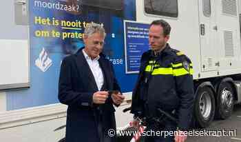 Wethouder Van Ekeren bezoekt Mobiel Media Lab politie - ScherpenzeelseKrant.nl