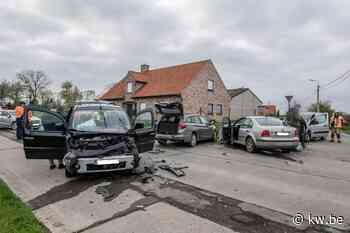 Vrouw (28) gewond bij ongeval in Moorslede waar drie wagen bij betrokken raakten - KW.be - KW.be