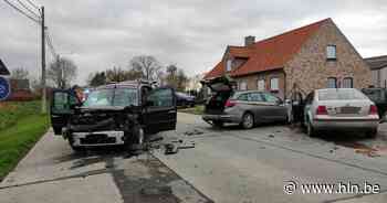 Eén gewonde bij zware klap met drie auto's op kruispunt - Het Laatste Nieuws