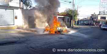 Auto consumido por el fuego en avenida Universidad, Cuernavaca - Diario de Morelos