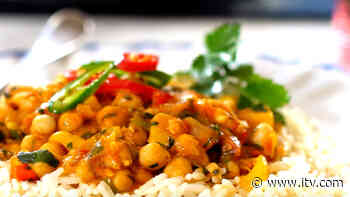 Saver Squad expert Jack Monroe's cheap chickpea curry - ITV News
