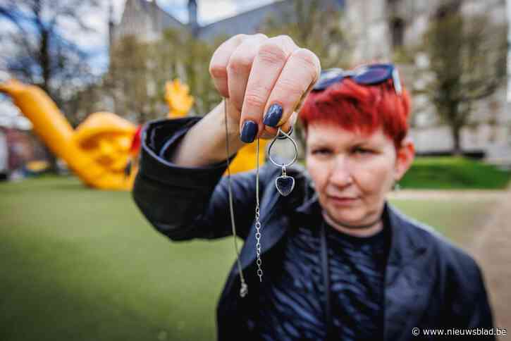 “Mijn dochtertjes hebben het al moeilijk genoeg”: Kundrie (9) verliest asjuweeltje van recent overleden papa, mama Veerle hoopt op mirakel