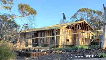 Leigh Creek residents 'keeping spirits up' as hundreds of houses bulldozed