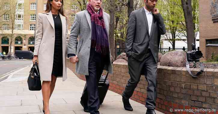 Boris Becker wartet auf den Spruch der Jury