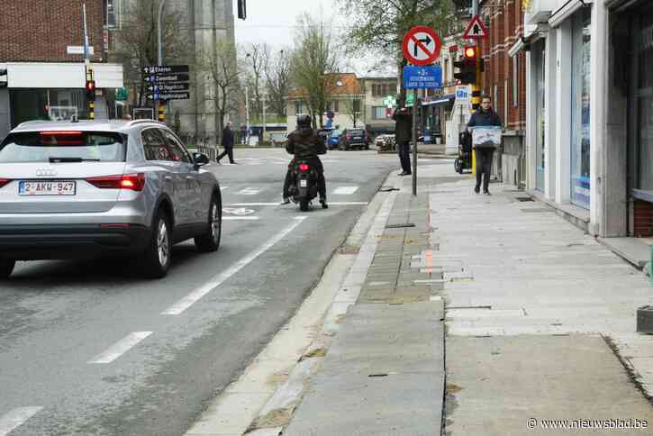 Amper 4 jaar na heraanleg van de Dorpsstraat wordt de trottoir opnieuw opgebroken  “Dure granieten tegels zijn goed voor het stort”