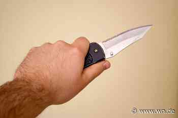 Raub auf Supermarkt: Täter bedroht Kassierer und Kunden mit Messer