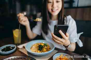 Wer beim Essen das Smartphone nutzt, wird eher dick - FITBOOK