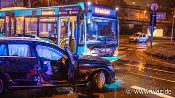 Unfall in Essen: Bus kollidiert mit Auto – drei Verletzte - WAZ News