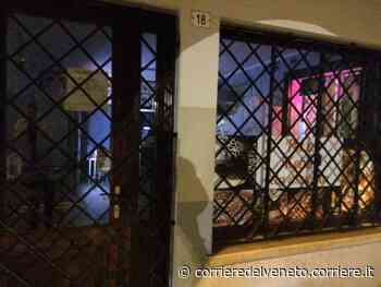 Oderzo, multato perché senza green pass commerciante si dà fuoco in piazza - Corriere