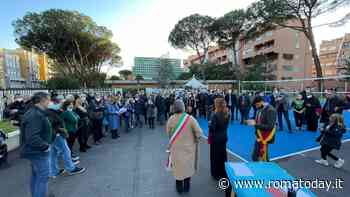 Grottaperfetta, taglio del nastro per il campetto di Piero: "Un nuovo patto con i cittadini"