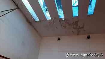 La palestra della scuola cade a pezzi: alunni tra infiltrazioni e cortocircuiti