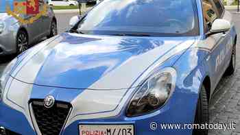 Insegue l'ex e le spacca il finestrino della vettura, poi finisce con l'auto in un burrone