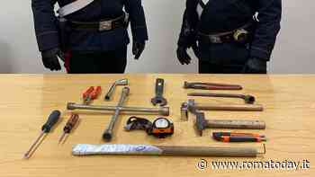 Ladro si aggira fra le strade dei Parioli con un kit da scasso