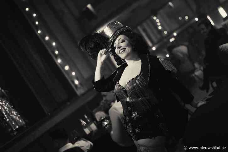 Parijse burlesque danseres treedt op in Theadrôme in Wilrijk: “Ik heb al voor een brandend doek in Zwitserland en bij -40 graden in Lapland gedanst”