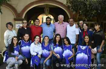 Entregan uniformes al equipo de básquetbol femenil de Sahuayo - Quadratín
