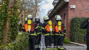 Feuerwehr im Einsatz: Brandrauch aus Dachgeschoss