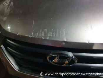 Revoltado com placar, torcedor ataca carro de arbitragem com escada de ferro - Campo Grande News