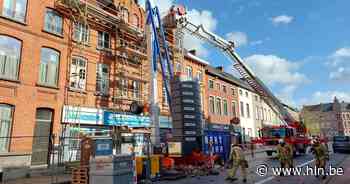 Wind blaast stukken weg van gevel in de Zuidstraat - Het Laatste Nieuws