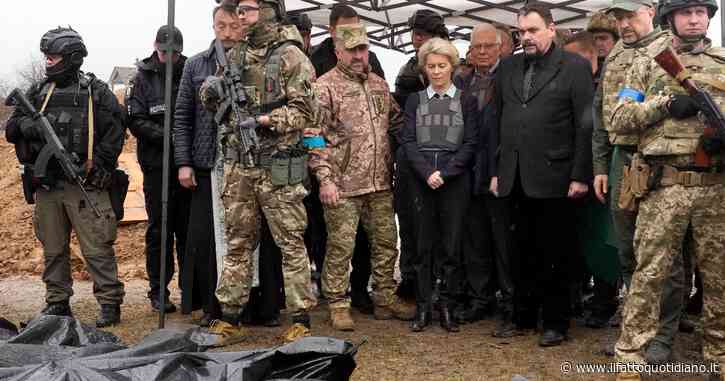 Ursula von der Leyen a Bucha: “Qui l’umanità è andata in frantumi”. E consegna a Zelensky il questionario per aderire all’Unione europea