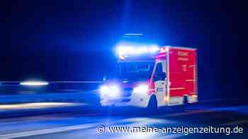 Motorradfahrer stürzt auf nasser Fahrbahn: Sozia stirbt