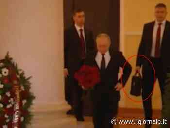 Il dettaglio nella foto di Putin: "Quella valigetta..."