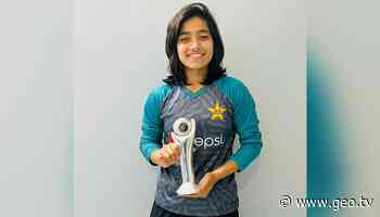 Fatima Sana receives ICC Womens Emerging Cricketer of the Year 2021 trophy - Geo News