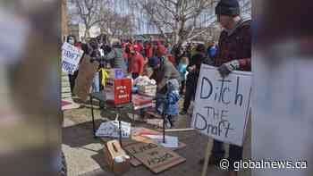 ‘Ditch this draft, it’s garbage’: Lethbridge residents join province-wide rally against proposed K-6 curriculum - Global News