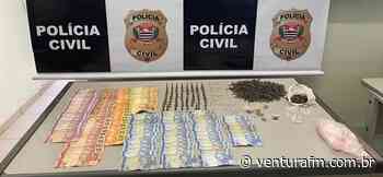 Operação em Agudos apreende crack, pés de maconha e dinheiro; um foi preso pelo crime de tráfico de drogas - Ventura FM