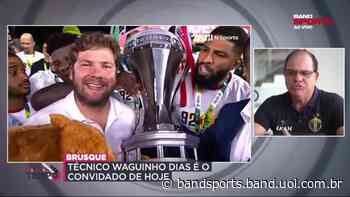 Técnico do Brusque conversa com Napoleão de Almeida - UOL