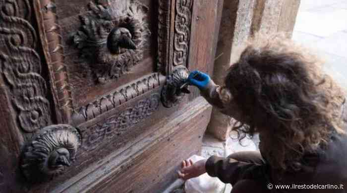 Parma, imbrattati i portali del Duomo: il vandalo incastrato dalle telecamere / VIDEO - il Resto del Carlino