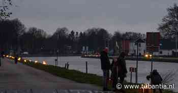 Bevrijdingsfakkels zorgen voor lint van licht langs duister kanaal Almelo-De Haandrik - Tubantia
