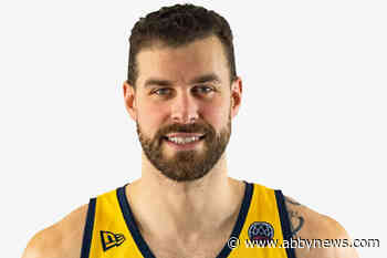 Left-handed sharpshooter signs to pro basketball in Langley ahead of season – Abbotsford News - Abbotsford News