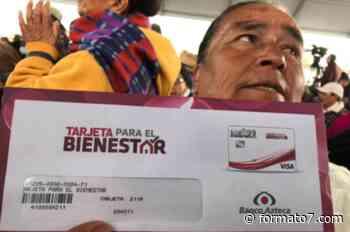 Sin activar entregan tarjetas de Bienestar a adultos mayores de Coatepec - Formato Siete