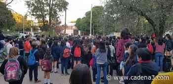 Con un coro, protestaron en el colegio Domingo Zipoli - Cadena 3