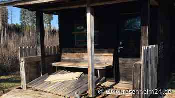 Zerstörung durch „illegale Partys“ - Der Besitzer einer Jagdhütte in Kolbermoor schlägt Alarm