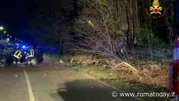 Sbandano con l'auto ed escono fuori strada: morta ragazza di 21 anni, gravi due amici