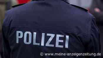 Frau entdeckt betrunkenen jungen Mann in ihrer Regentonne