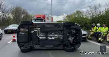 Wagen belandt op zijkant na aanrijding op E313 in Wommelgem - Het Laatste Nieuws