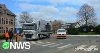 78-jarige vrouw zwaargewond: ze belandt met fiets onder vrachtwagen in Retie - Vlaamse Radio- en Televisieomroeporganisatie